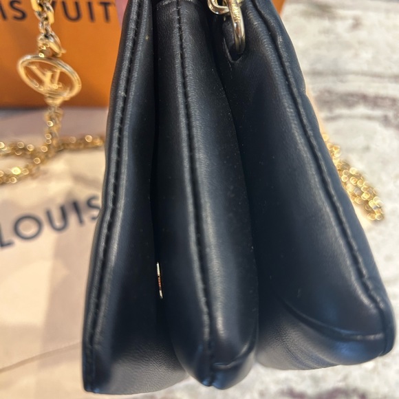 ✅ SOLD LOUIS VUITTON Pochette coussin in Black Gold hardware - Picture 7 of 11